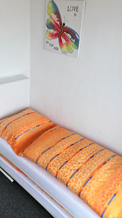 onderschuifbed op kleine kamer met zeezicht