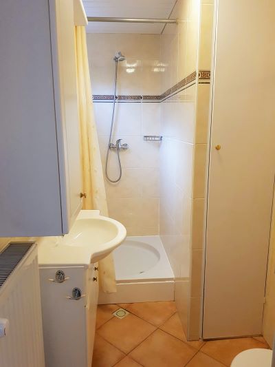 douche/toilet in zomerhuis van B&B Seahorse